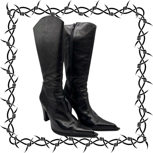 Beautiful Destroy vintage black colored pointy leather boots