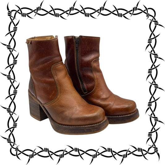Beautiful vintage 90s Destroy brown colored block platform boots